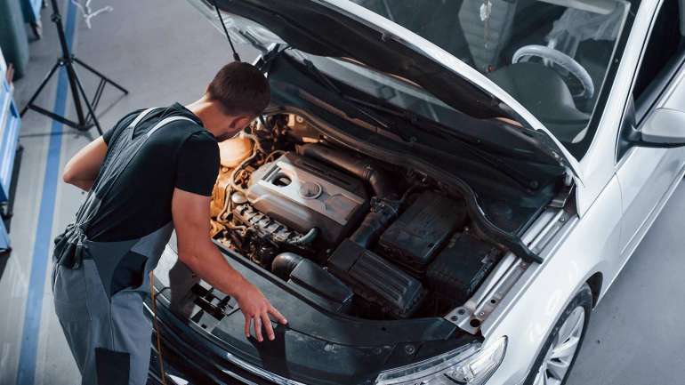 What is the typical cost difference between authorized repair shops and independent garages?